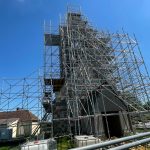 Mesnil-en-Ouche : une structure auto-stable Layher pour restaurer le clocher de l’église Sainte-Eugénie
